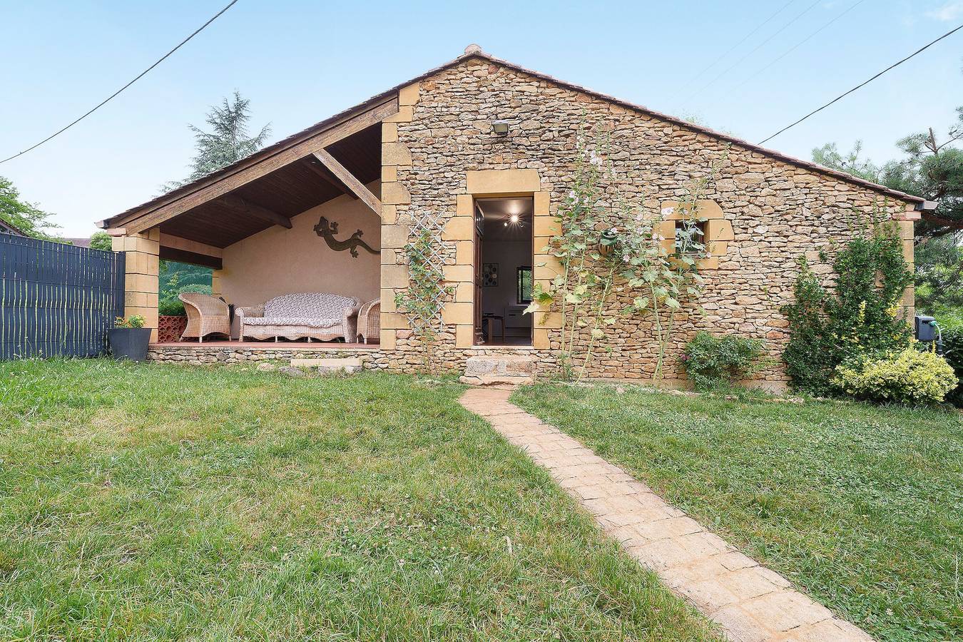 Appartement entier, Gite de charme « Gîte des Cerisiers » avec piscine , climatisation et jardin privé in Saint-Germain-de-Belvès, Périgord Noir