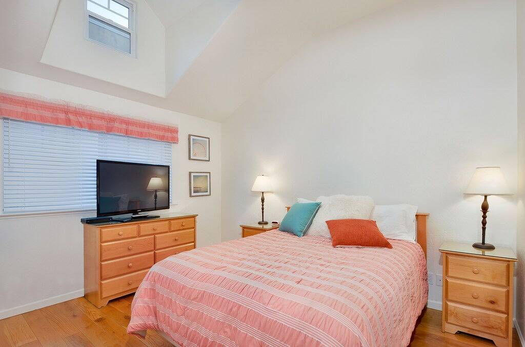 Die Surf and Sand von Capitola Beach ist nur einen Block von diesem atemberaubenden Stadtdomizilam! in Capitola, Santa Cruz County