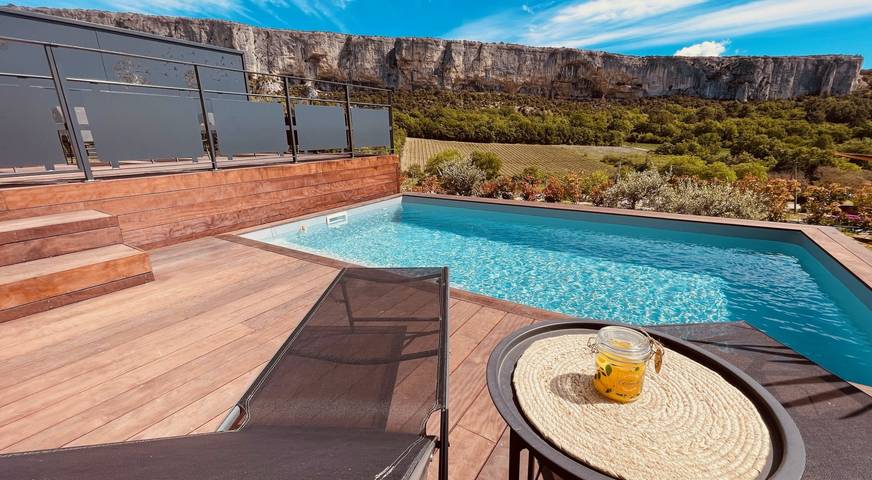 Gîte pour 6 personnes, avec piscine ainsi que terrasse et jardin à Lioux - 2