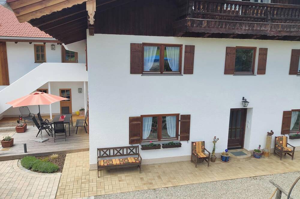 Neu Saniertes Ferienhaus in Alleinlage, umgeben von Malerischen Wiesen in Surberg, Chiemgauer Alpen