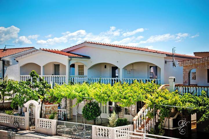 Ferienwohnung für 4 Personen, mit Balkon/Terrasse und Balkon sowie Terrasse auf Vir