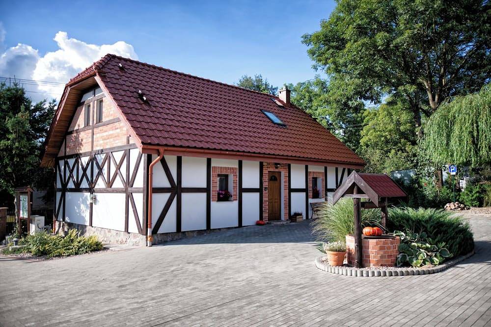 Oma Halinas Haus in der Nähe des Sees und des Waldes in Kujawien-Pommern