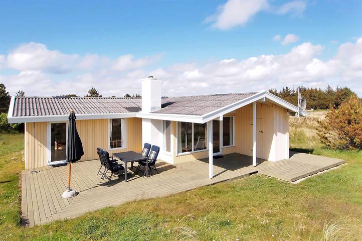 Ferieudlejning for 6 personer, med terrasse i Bjerregård