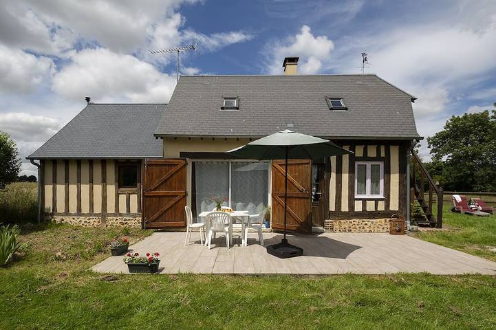 Gîte pour 4 personnes, avec Jacuzzi et Terrasse ainsi que Jardin et Piscine
