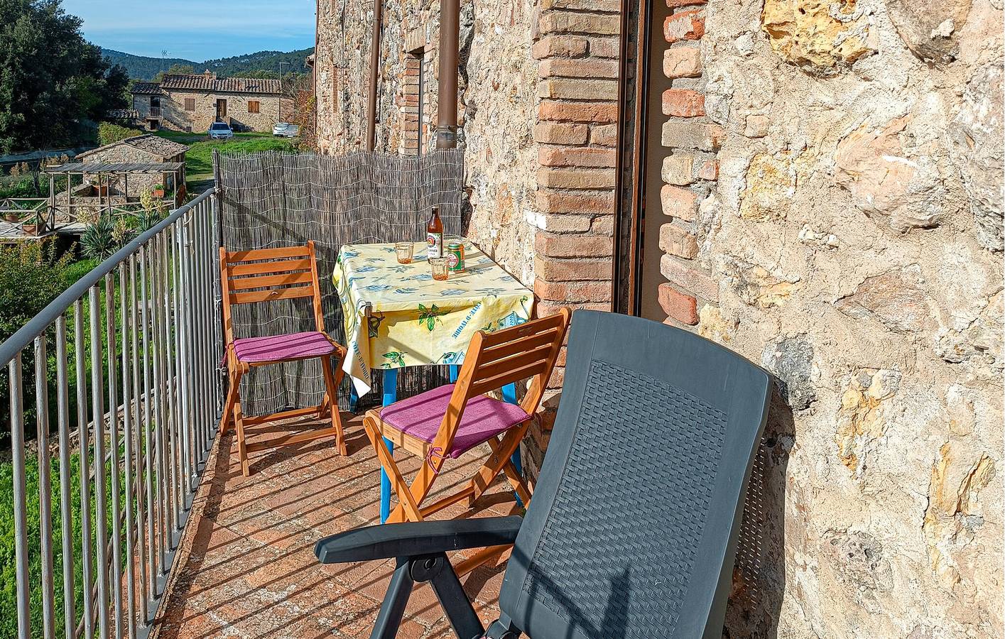Geheel vakantieappartement, Riverside Escape met WiFi en parkeerplaats in Monticiano, Provincie Siena