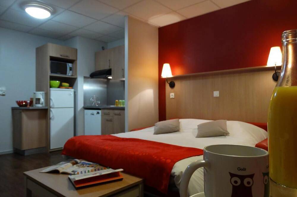 Entire apartment, 10m from ski slopes, parking, tv, ski locker, 25m², Super Besse in Super Besse, Besse-et-Saint-Anastaise