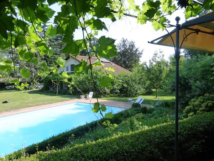 Gîte pour 2 personnes, avec Terrasse ainsi que Jardin et Piscine à La Tour-de-Salvagny