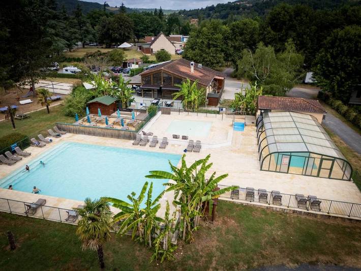Camping pour 4 personnes, avec Terrasse ainsi que Bassin pour enfant et Piscine à Le Bugue