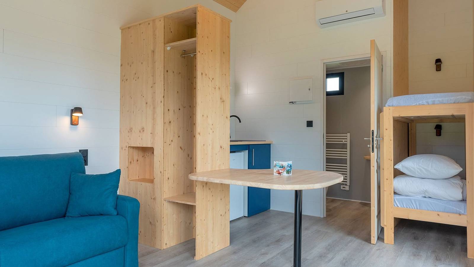 Entire apartment, Huts lac view (2 adults + 2 children (under 12)) in Meyrignac-l'Église, Tulle region