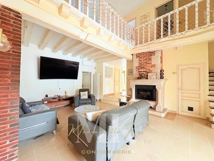 Location de vacances pour 14 personnes, avec piscine ainsi que jardin et vue, animaux acceptés à Paron (Yonne)