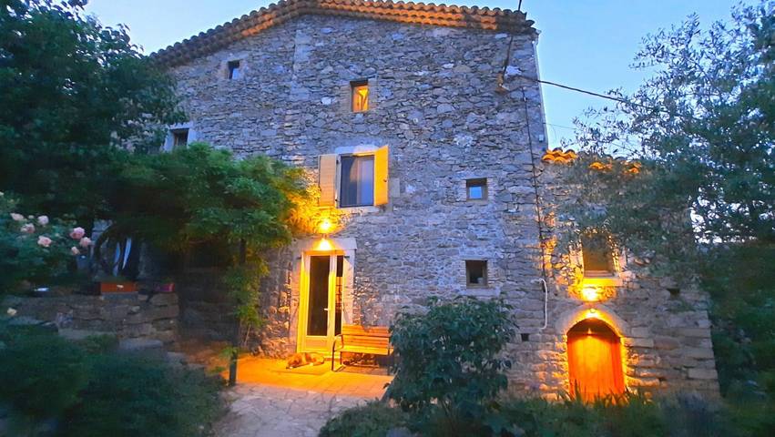 Chambre d’hôte pour 3 personnes, avec jardin ainsi que piscine et jacuzzi