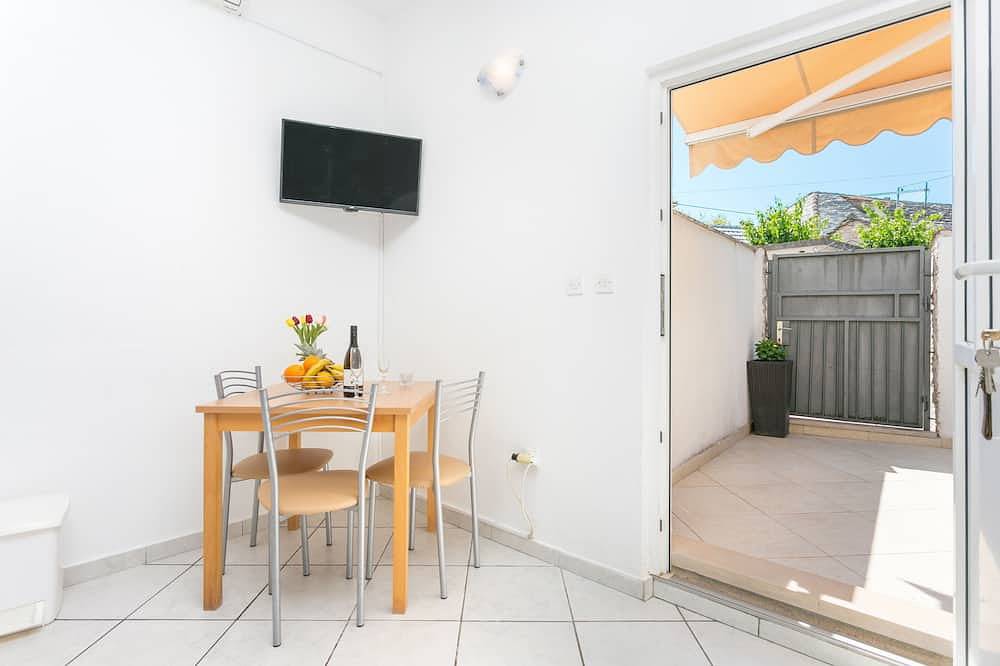 Entire apartment, Studio flat with terrace Supetar (Brač in Supetar, Brac