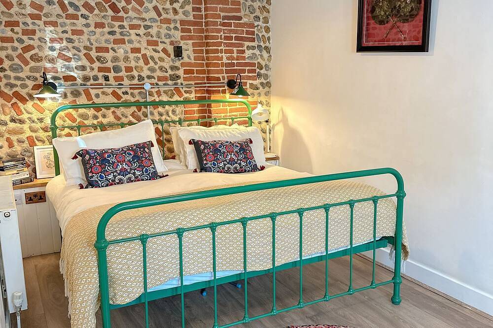 Nicholson Cottage  - sleeps 4 guests  in 2 bedrooms in Happisburgh, Norfolk