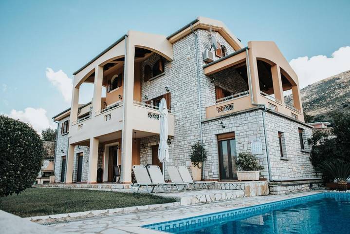 Villa pour 9 personnes, avec jardin ainsi que piscine et vue, animaux acceptés - 1