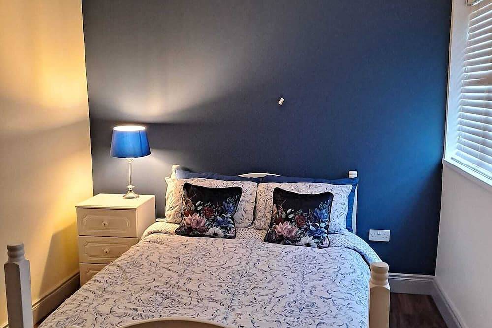 Entire apartment, 2-Bed Apartment Sleeps 6 with Parking in County Kildare
