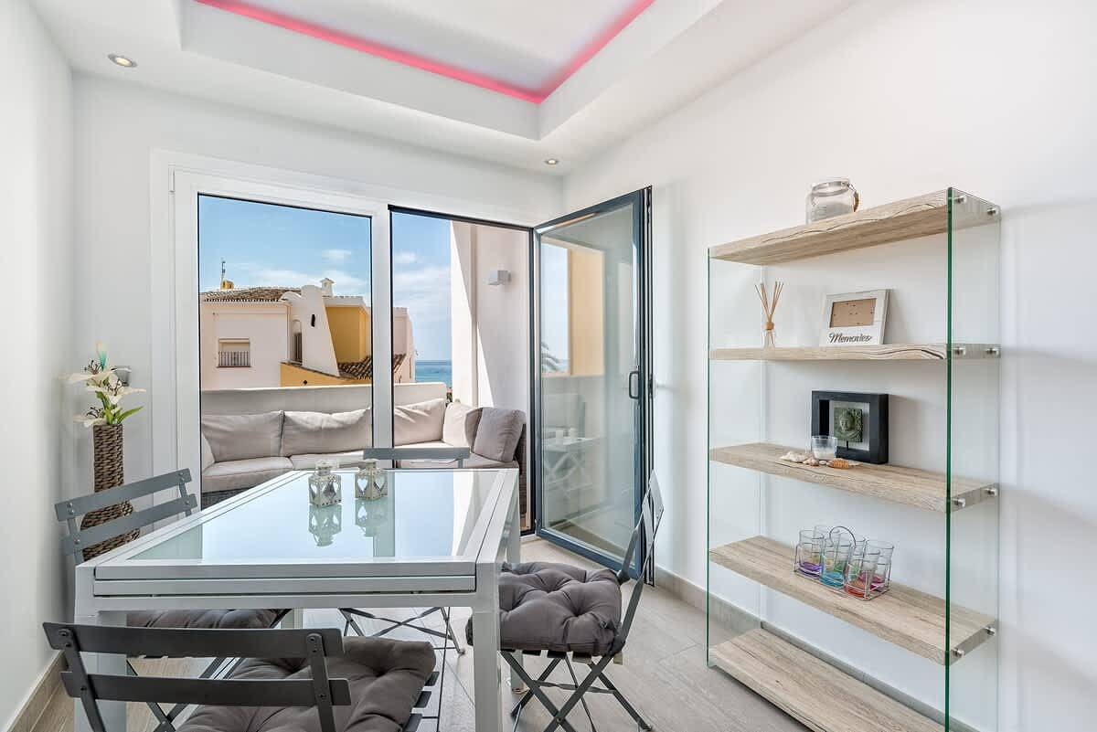Geheel appartement, Amazing First Line Beach by Costarentals in Playa Cabopino, Marbella