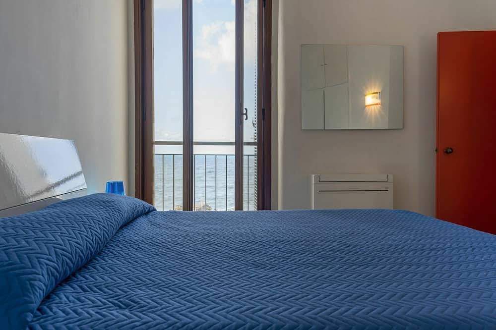 Wonderful private villa for 8 people with Wifi, A/C, hot tub, Tv, terrace and pets allowed in Santa Marinella, Rome Province