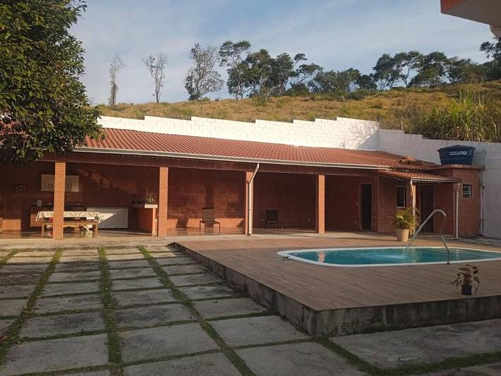 Casas e apartamentos de temporada para 16 pessoas, com piscina e jardim e ainda vista and balcão em Nazaré Paulista