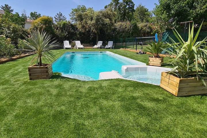 Location de vacances pour 8 personnes, avec piscine et terrasse ainsi que jardin et vue à Monteils (Gard)