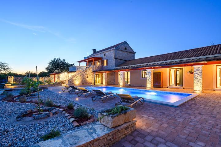 Villa pour 10 personnes, avec vue ainsi que jardin et piscine à Biograd na Moru - 3