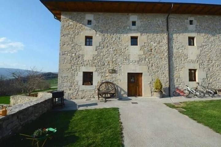 Gîte pour 14 personnes, avec Terrasse et Jardin