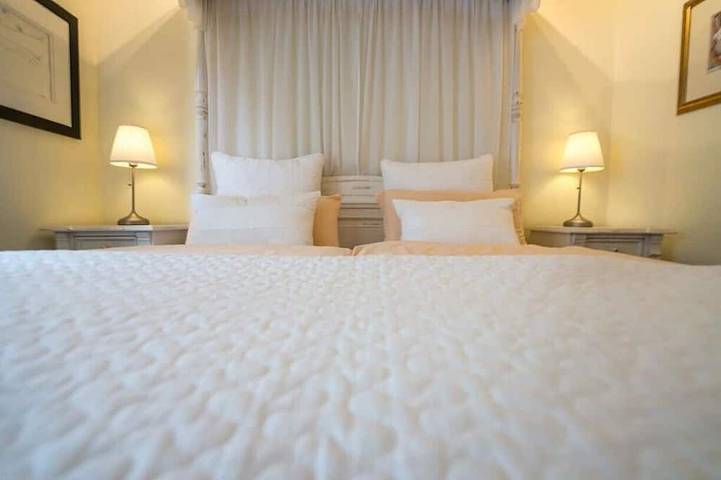 Entire apartment, Design Apartment 1 with a canopy bed, Wi-Fi, satellite TV, first floor. in Monschau, Naturpark Hohes Venn-Eifel