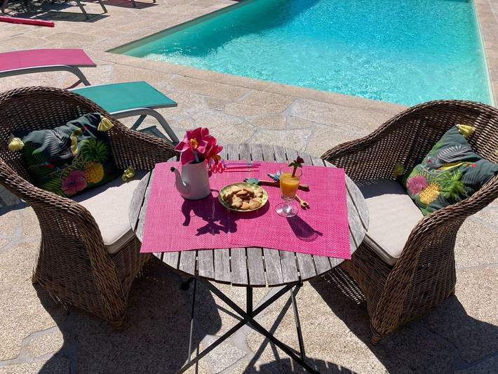 Gîte pour 4 personnes, avec jardin ainsi que balcon et piscine