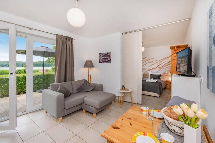 Ferienwohnung für 2 Personen, mit Terrasse und Garten sowie Seeblick