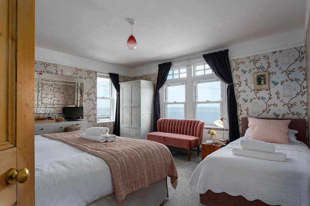 Hot tub, sauna, sea views, sleeps 16, hen & birthday weekends, family holidays in Mundesley, Norfolk Coast
