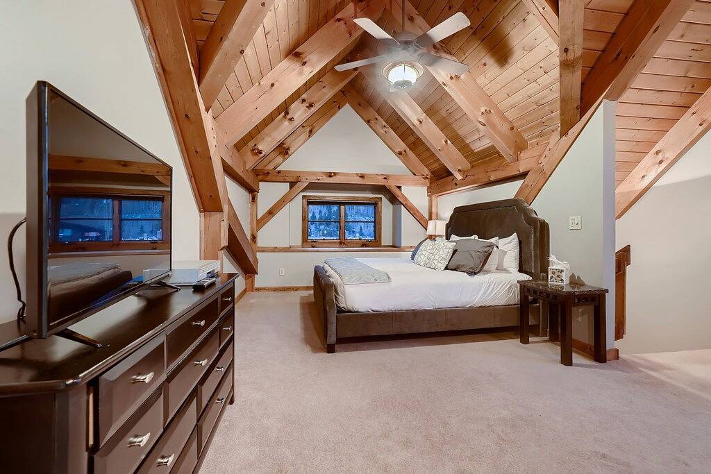 The River House Chalet: On Main Street, Pet-Friendly, Walk 2 Gondola, Hot tub in Arapaho and Roosevelt National Forests