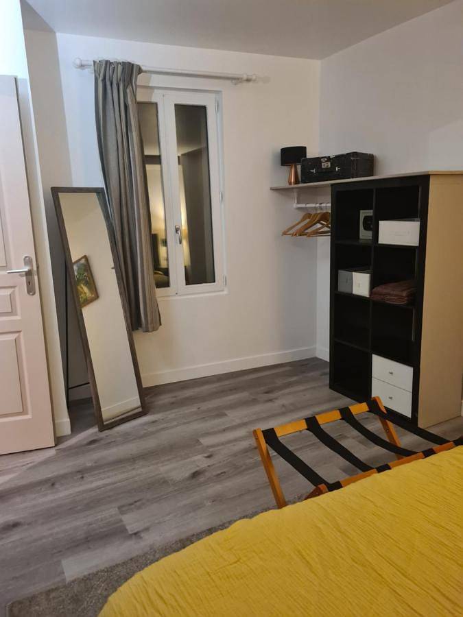 Gîte en face du Château de Nizas, 4 chambres d'hôtes et 1 appartement familial pour 4 personnes in Nizas, Côte méditerranéenne (France)