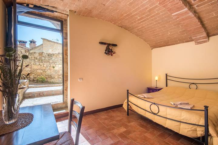 Entire apartment, Holiday Apartment "Arianna" with Terrace and Wi-Fi in Colle di Val d'Elsa, Siena Province