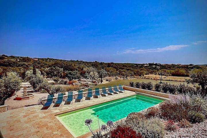 Location de vacances pour 14 personnes, avec jardin à Saint-Jean-de-Minervois