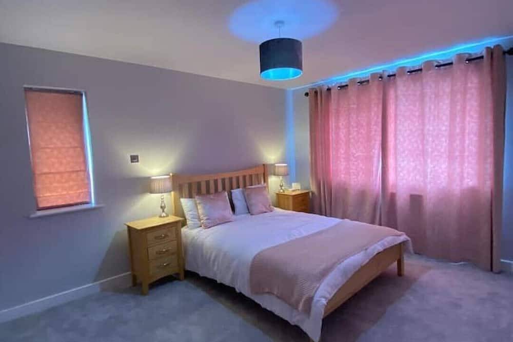 Stunning 5 Bed - Balcony, Garden and Sea Views in Poole, Poole Harbour