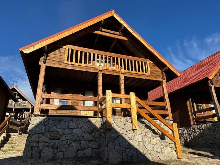 Chalet 'Moon Mountain  - Al Qamar' avec vue montagne, Wi-Fi et climatisation in Cortes do Meio, Serra da Estrela