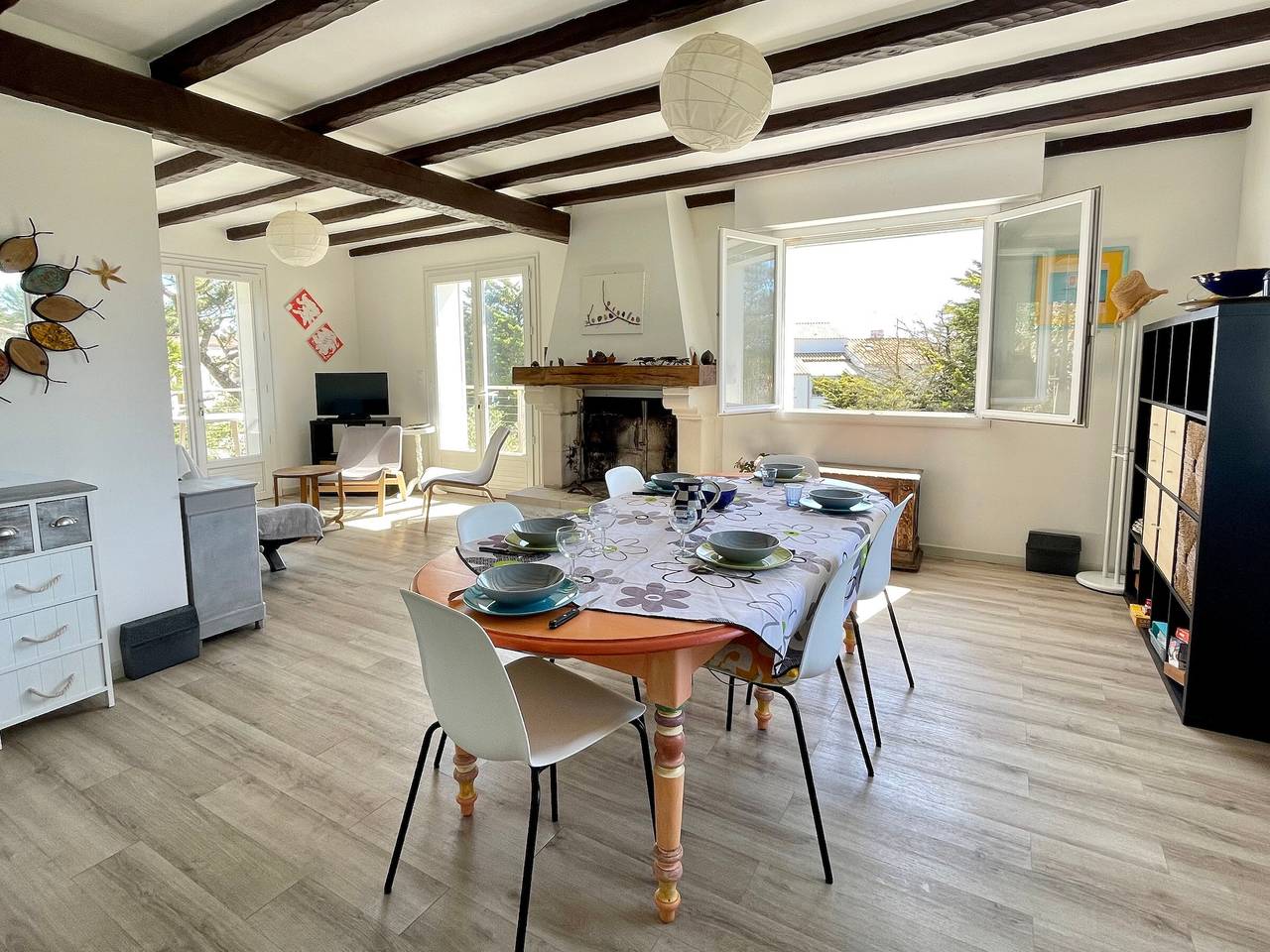 Family Home Near Marais Girard Beach, Quiet Cul-de-Sac, 9 Sleeps, 2 Terraces, Wifi in Bretignolles-sur-Mer, Loire Valley