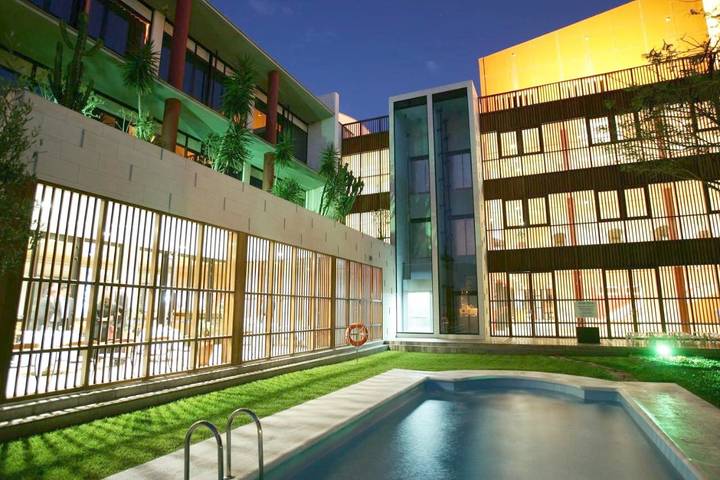 Hôtel pour 10 personnes, avec Terrasse ainsi que Jardin et Piscine