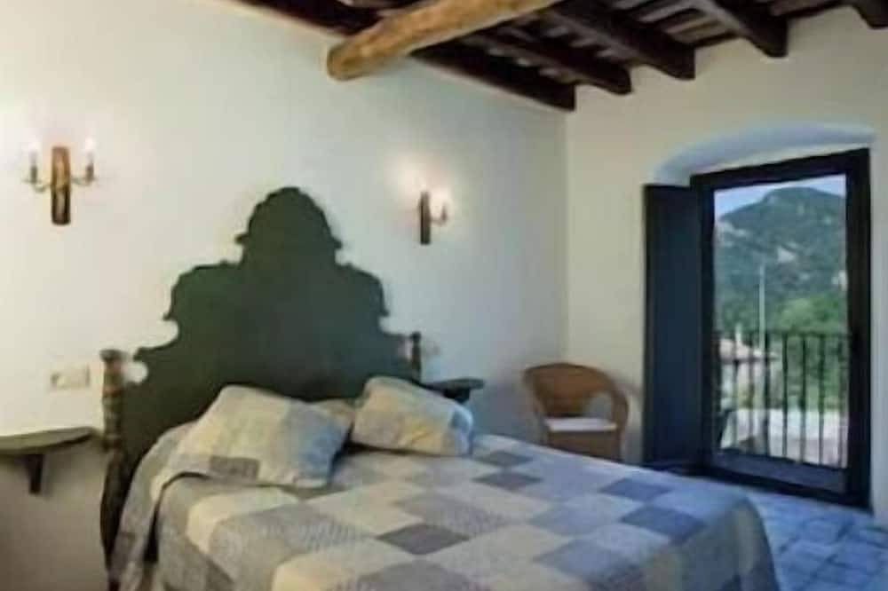 Self catering Mas Quintana de Ciuret for 35 people in Vidrà, Catalan Pyrenees