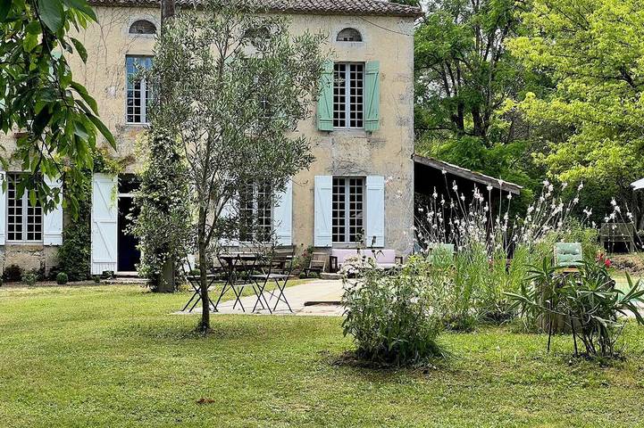 Location de vacances pour 9 personnes, avec jardin et terrasse à Mauriac