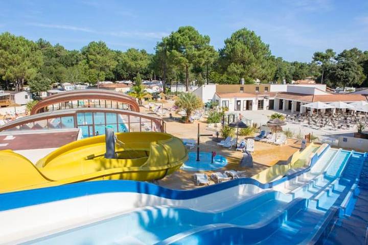 Camping pour 6 personnes, avec Terrasse ainsi que Jardin et Bassin pour enfant