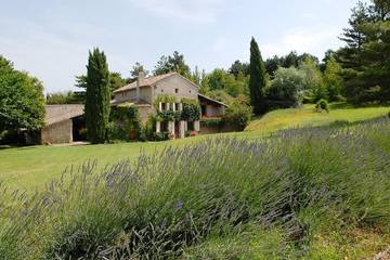 Gîte pour 10 personnes, avec jardin et balcon à Étoile-sur-Rhône