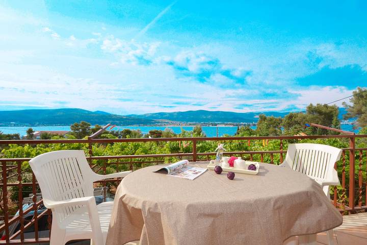 Apartament wakacyjny dla 10 osób, z balkon/ taras w Arbanija