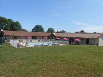 Chambre d’hôte pour 4 personnes, avec vue et jardin ainsi que bassin pour enfant et piscine à Abjat-sur-Bandiat