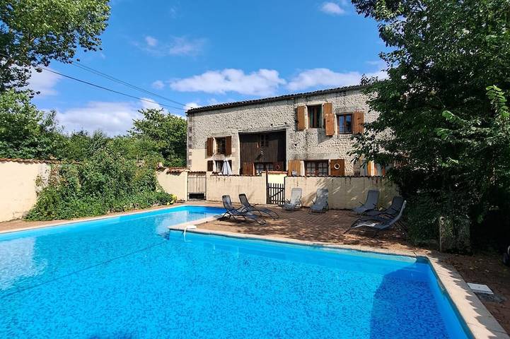 Gîte pour 6 personnes, avec piscine ainsi que terrasse et jardin à Saint-Pierre-de-Juillers