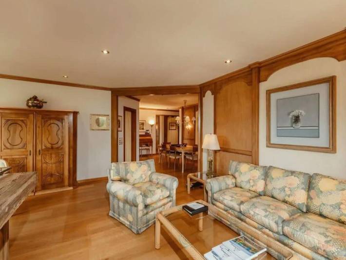 Ferienwohnung für 4 Personen, mit Balkon/Terrasse und Whirlpool sowie Garten und Pool in Saanen