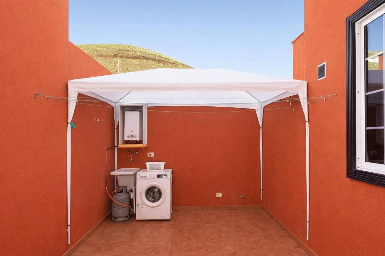 Apartamento Vacacional 'Tenohomes Cálido y Cómodo' con Terraza Privada, Wi-Fi y Aire Acondicionado in San Bernardo, Los Silos
