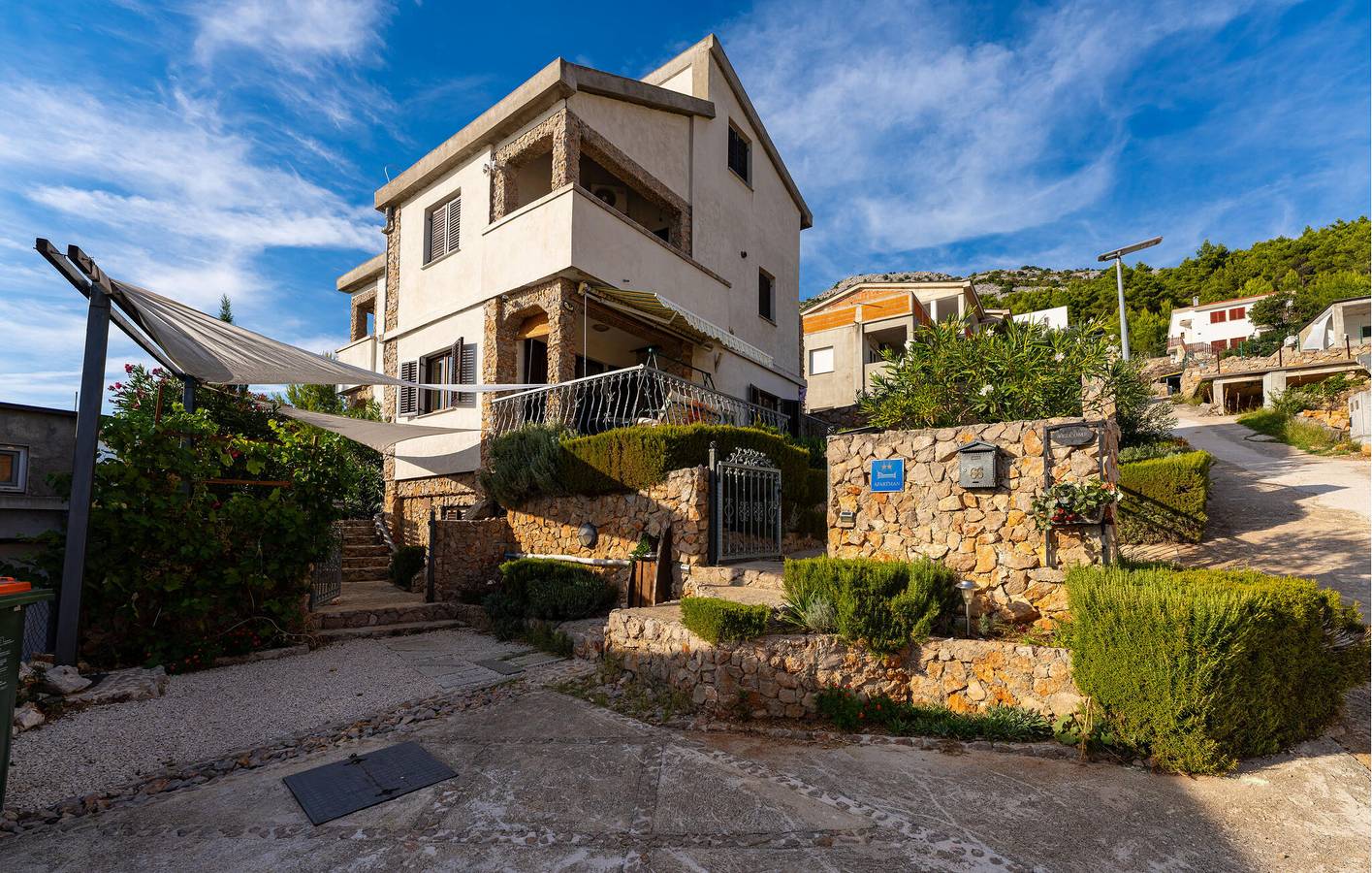 Appartement de vacances entier, Appartement confortable avec terrasse et vue sur la mer, à 2,5 km de la plage in Starigrad Paklenica, Starigrad