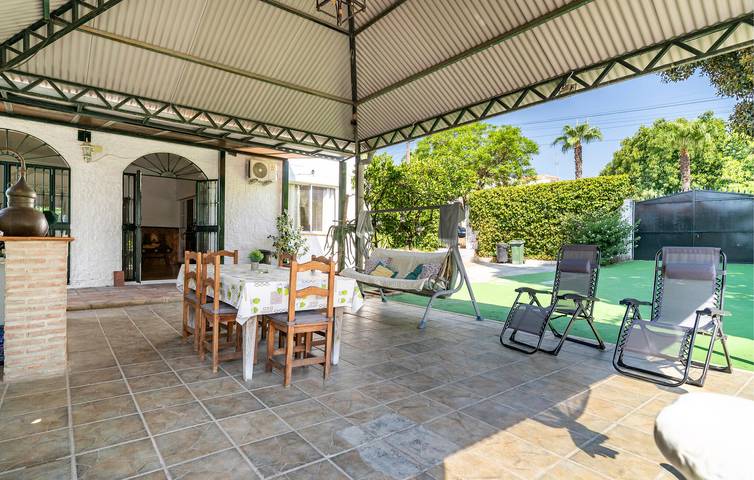 Gemütliches Apartment mit Pool und Kamin, 200 m vom Zentrum von Las Pajanosas entfernt in Las Pajanosas, Guillena