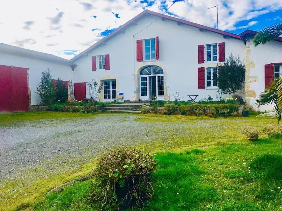 Three-Bedroom House in Heugas, Région de Dax