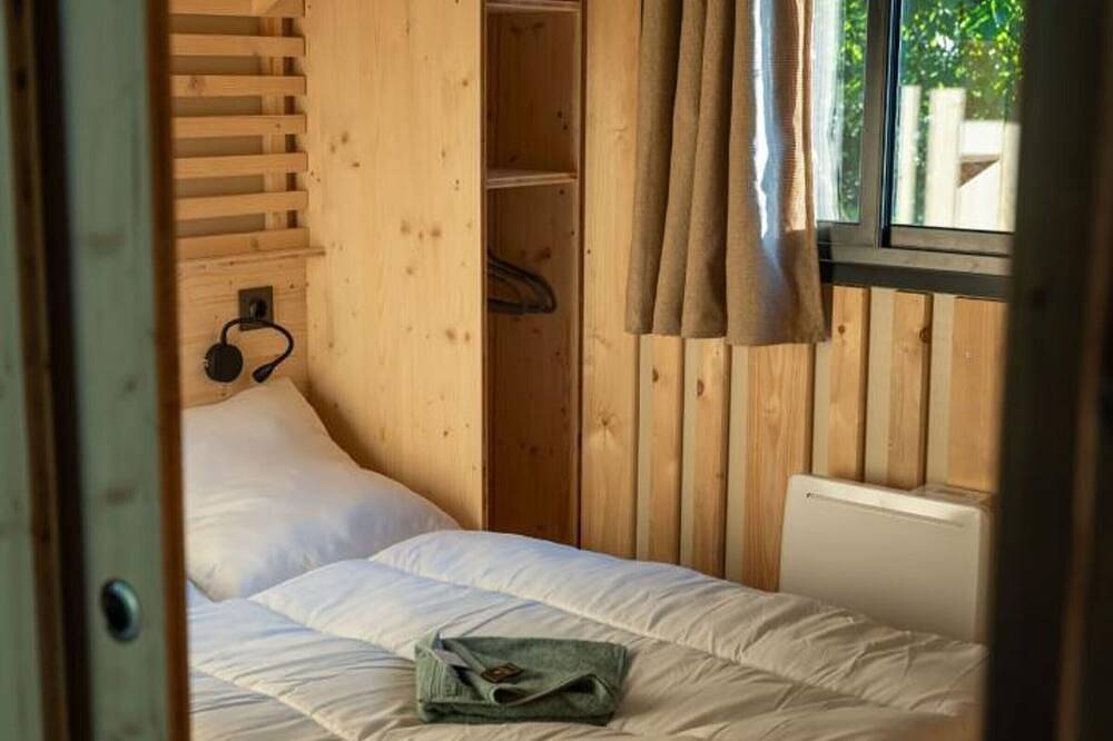 Cabane bucolique avec wifi, animaux admis, parking in Bioussac, Charente